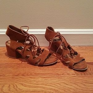 Steve Madden tan lace up sandals《size 7